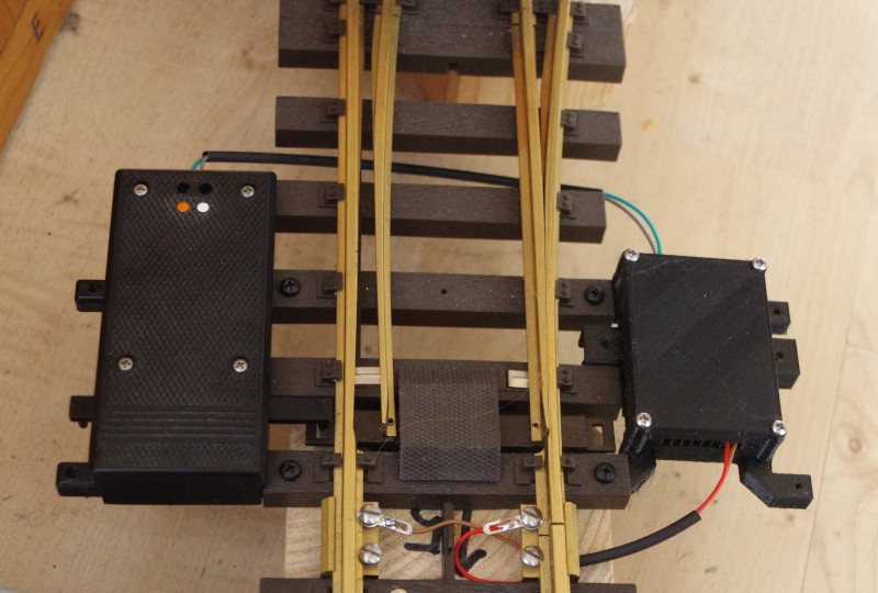 Weichenplatine-G an Weiche montriert