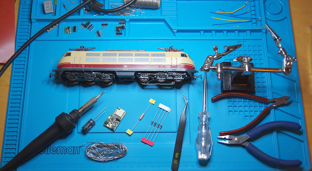 Conversion E103 - Espace de travail avec pièces et outils